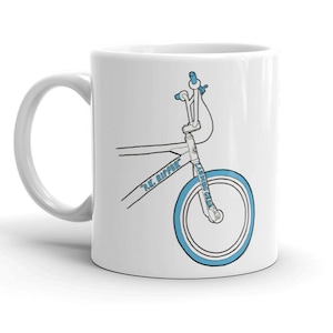 Puede incluir: Taza de cerámica blanca con una ilustración azul y blanca de una bicicleta con el texto "R.L.  Riffe" en el cuadro.