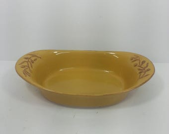 Fuente ovalada para hornear Cerutil de gres, Portugal, color amarillo, con diseño de rama de olivo.