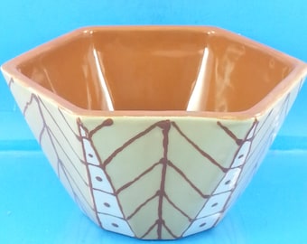 Tigela hexagonal de cerâmica vintage estilo meados do século XX, com padrão geométrico, fabricada nos EUA na década de 1960. Excelente estado de conservação.