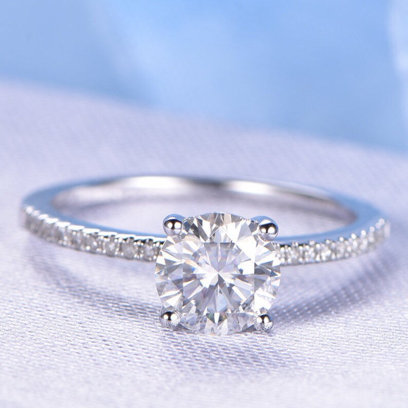 0.15CT Diamante Corte Brillante Redondo Media Eternidad Anillo De Boda en Oro Blanco 9K