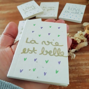 Mini libreta, cubierta semillizada e ilustrada a mano - Realizada con papel reciclado y semillas de sésamo y crisantemo.