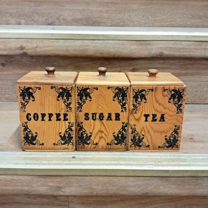 Drewniane pojemniki kuchenne na kawę, cukier i herbatę w stylu vintage
