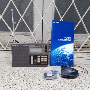 Vintage Portable Sony ICF-7600DS World Short Wave Radio w/Booklet, Headphones & Antenna
