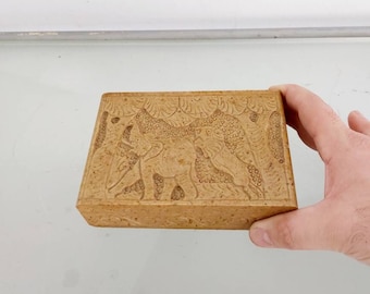 Vintage zeepsteendoos olifant en leeuw