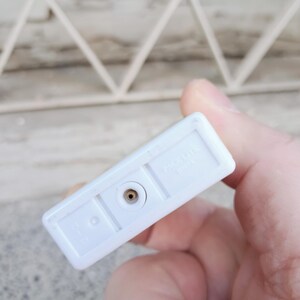 Puede incluir: Encendedor de pl&aacute;stico blanco con un peque&ntilde;o agujero para rellenar con butano. El encendedor tiene el texto "BUTANE" impreso.