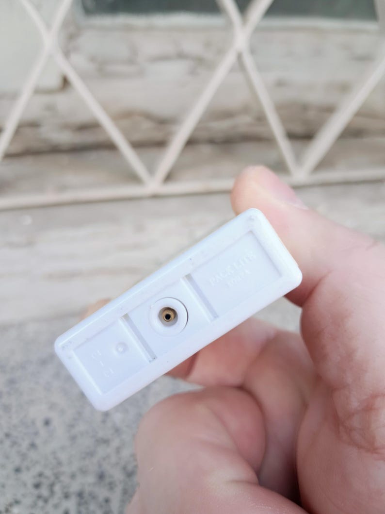 Puede incluir: Encendedor de pl&aacute;stico blanco con un peque&ntilde;o agujero para rellenar con butano. El encendedor tiene el texto "BUTANE" impreso.