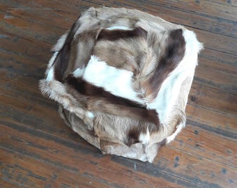 Ręcznie robiony kwadratowy puf ze skóry bydlęcej: skórzany podnóżek (dł. 33 x szer. 37 x wys. 30 cm)