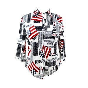 Vintage 2000er Jahre Y2K USA Amerikanische Flagge Abstrakte Zeitungsdruck 3/4 Ärmel Bluse mit Kragen | Damengröße S | S
