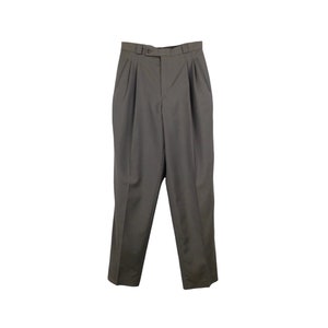 Può includere: Pantaloni grigi plissettati con chiusura a bottone e zip.