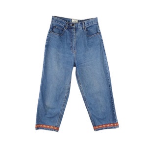 Op de afbeelding: Blauwe denim jeans met een hoge taille en een rechte pijp. De jeans hebben een decoratieve zoom rond de onderkant.