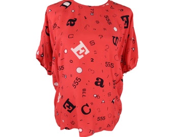 Vintage 80-tals Escada sidentopp med röda bokstäver och siffror, abstrakt tryck, kortärmad | Storlek L