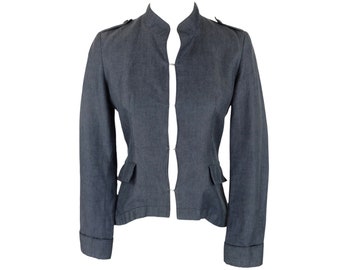Könnte beinhalten: Ein dunkelgrauer Blazer mit Stehkragen und langen Ärmeln. Der Blazer hat eine figurbetonte Silhouette und wird vorne mit einem Knopf geschlossen.