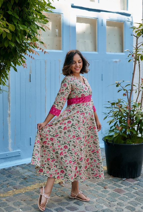 Annemarie jurk Kuitlengte Met de hand bedrukt Boho Bloemen Beige Roze Groen Casual Incidenteel Handgemaakt Ethische mode Met panelen Etsy Nederland