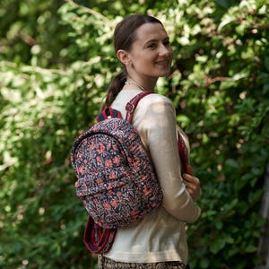 Ny Aurelia - Handtryckt miniryggsäck, Quiltad, Blommig, Ren bomull, Boho, Handgjord, Etiskt mode, Röd, Rosa, Vit, Svart