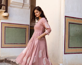 Nuevo vestido Anarkali de Nira, algodón puro, estampado paisley, bohemio, informal, rosa, blanco, estampado a mano, moda ética, hecho a mano, con paneles