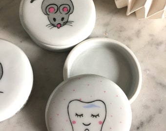 Boîte à dents de lait, conserver ses premières dents, avec une petite souris ou une dent souriante, personnalisable