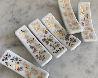 6 Porte baguettes chinoises ou porte-couteaux en porcelaine assortis, peints à l’or, pour une table chic et élégante, décor feuilles