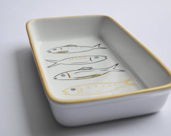 Vaisselle, plat assiettes avec des poissons colorés dorés noirs, sardines, inspiré des décors portugais, cadeau de mariage, pour la maison