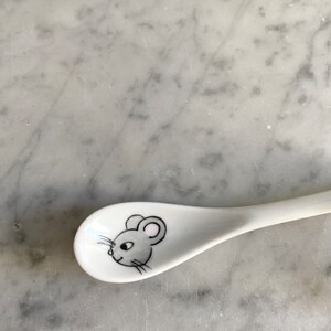 Une souris au cirque sur une assiette en porcelaine, funambule équilibriste cadeau naissance pour un bébé, anniversaire Petite fille zdjęcie 5