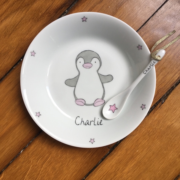 Assiette en porcelaine avec un pingouin, cadeau naissance pour un bébé, premier anniversaire pour Petite fille ou petit garçon