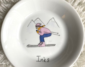 Petite skieuse dévalant les pentes à la montagne, assiette en porcelaine personnalisée avec prenom