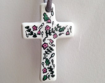 Croix porcelaine fleurs style liberty tons rose en pendentif, bijou collier pour communion, baptême, profession foi, cadeau parrain marraine