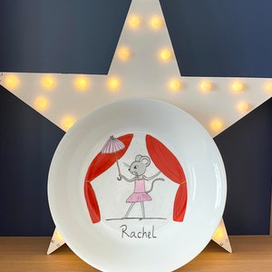 Une souris au cirque sur une assiette en porcelaine, funambule équilibriste cadeau naissance pour un bébé, anniversaire Petite fille zdjęcie 1