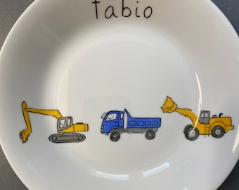 Vaisselle avec des camions travaux tractopelle engins de chantier casque bleus et jaunes pour enfants, personnalisable, cadeau de naissance