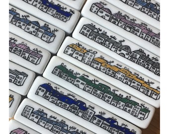 6 Porte couteaux en porcelaine assortis, petits immeubles ou maisons de Paris aux toits colorés pour une table élégante