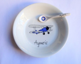 Assiette bol cuillère mug coquetier avec un avion bi-plan bleu vintage, cadeau naissance vaisselle anniversaire personnalisable, garçons