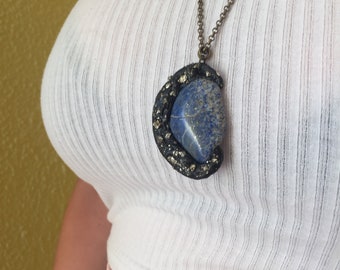 Chaîne de déclaration avec lapis lazuli et pyrite