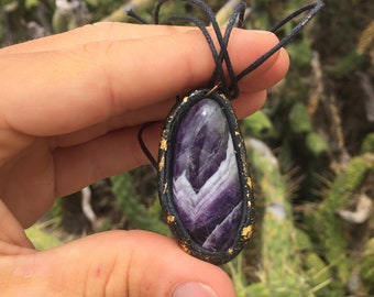 Necklace with amethyst and gold leaf