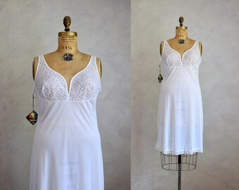 vintage white nylon and lace slip | vintage 1970s fitted white full slip | pinup bridal nightgown or slip for vintage bride