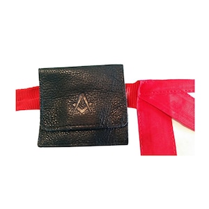 Cappellano.  Borsa, borsa portatile in pelle sulla cintura. Accessori discreti per outfit.
