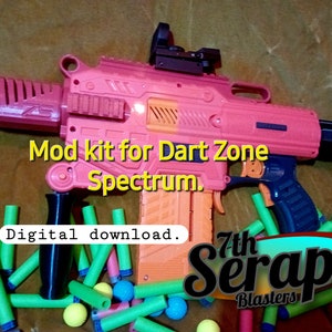 Op de afbeelding: Een roze en oranje Dart Zone Spectrum speelgoedpistool met een zwarte scope en een zwarte grip. Het pistool is omringd door groene en roze darts. De tekst "Mod kit for Dart Zone Spectrum. Digital download. 7th Seraph Blasters" is zichtbaar in de afbeelding.