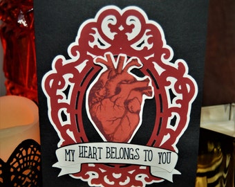 Tarjeta de aniversario gótica de San Valentín: Corazón anatómico con marco: «Mi corazón te pertenece».
