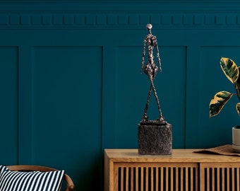 Metalen vrouwensculptuur: abstracte moderne kunst, decoratie voor thuis en op kantoor