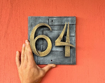 Großes Hausnummer-Schild aus Metall. Handgeschmiedet. Außen Dekor. Metallkunst. Anpassbares Adressschild für Häuser. Wandkunst