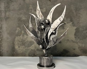 Escultura abstracta única de flor de metal: decoración artesanal para el hogar y regalo artístico para la oficina o el jardín.