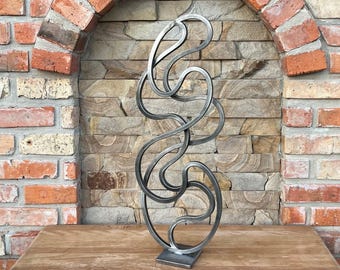 Escultura abstracta de acero hecha a mano: arte moderno de 65 cm de altura para la decoración del hogar o el jardín.