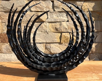 Escultura abstracta redonda de metal forjado en negro: arte decorativo forjado a mano para el hogar o la oficina, escultura personalizada.