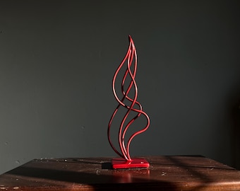 Abstract Red Metal Sculpture – Modern Decorative Art, Handcrafted Twisted Form, Height: 39 cm (15.35 in)