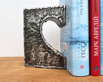 Heart-Shaped Metal Bookends: Keep Your Collection in Love!