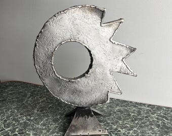 Abstracte stalen sculptuur: handgemaakte moderne industriële kunst