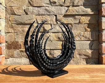 Zwart metalen sculptuur: modern kantoordecor, abstracte sculptuur
