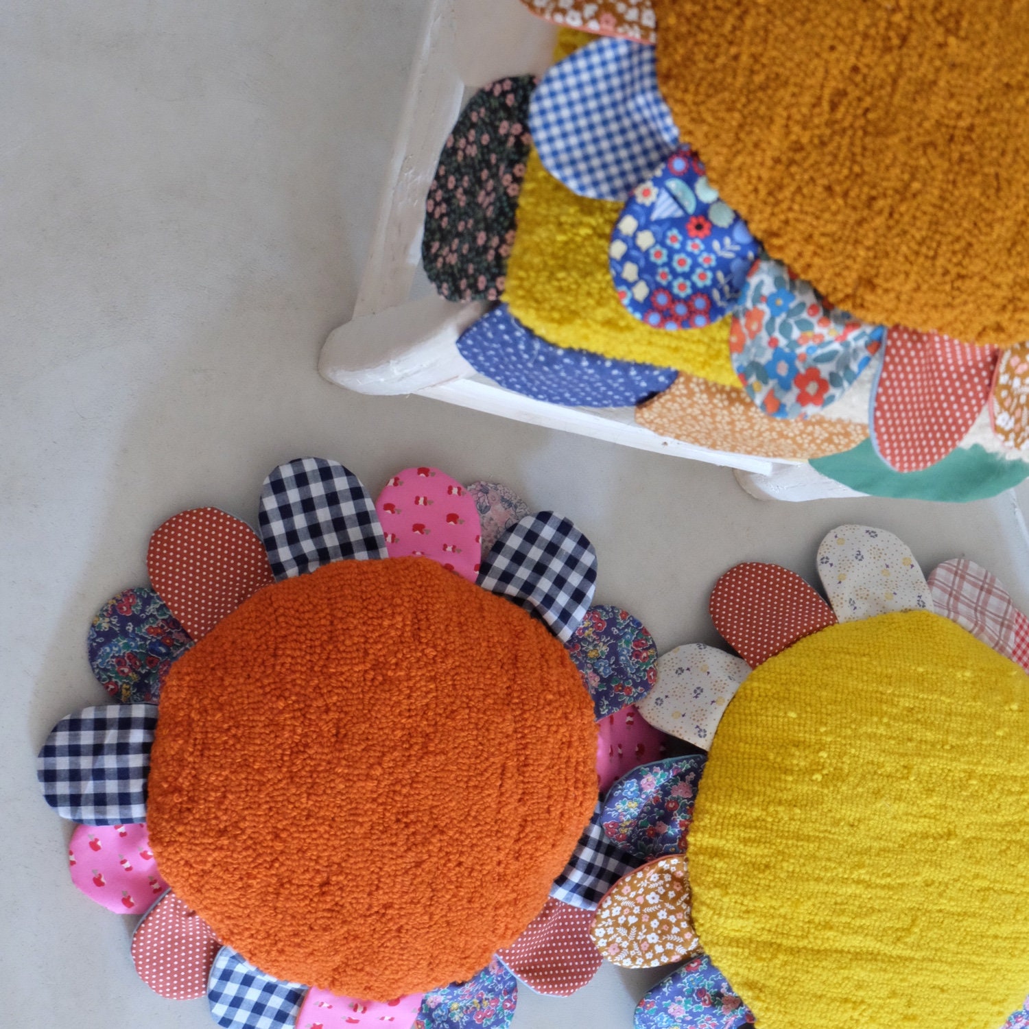 Coussin Rond Forme Fleur Tout Doux Face Tufting Bouclettes Citrouille et Pétales Patchwork Tissu Cot