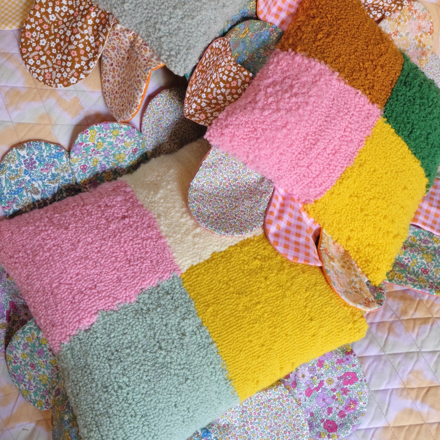 Coussin Tout Doux Carré Forme Fleur Tufting Aux Couleurs Rose Jaune Menthe Caramel et Pétales en Pat