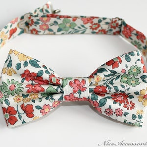 Pajarita floral Liberty en verde salvia y coral para hombre y niño. Pajarita preanudada para el novio y los padrinos de boda. Estampado Liberty 'Annabella'.
