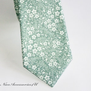 Corbata floral verde salvia para hombre. Corbata fina de boda verde y blanca. Corbatas florales para novios y padrinos. Corbata floral para hombre.