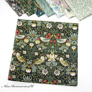 Grünes Einstecktuch für Herren Liberty of London Print. Olivgrüne & waldgrüne Hochzeit Taschentücher aus Baumwolle.